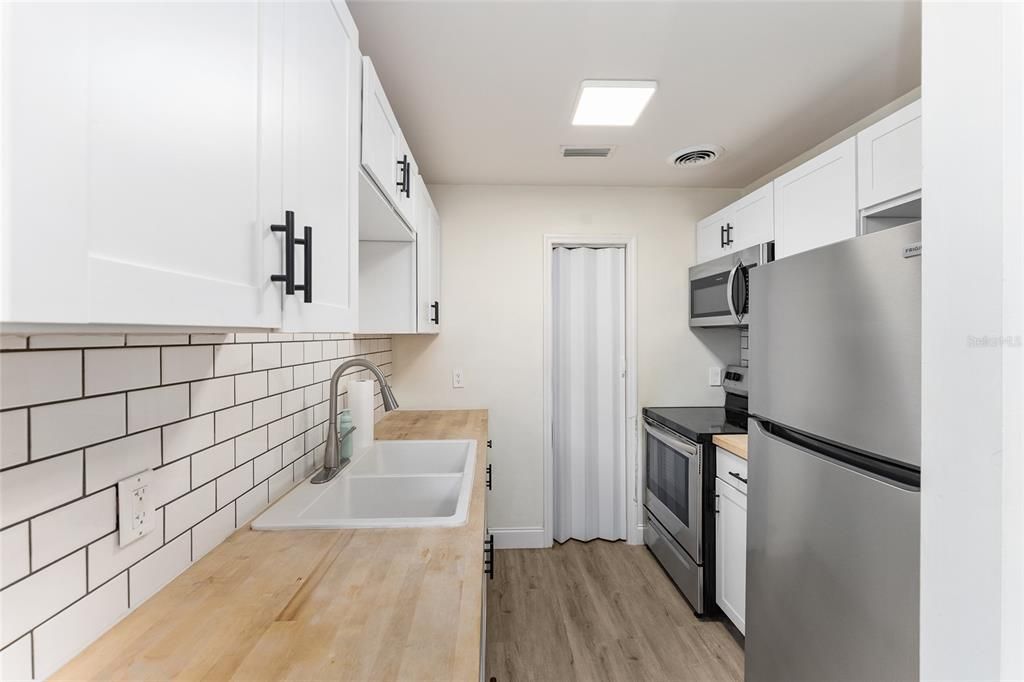 For Sale: $199,000 (2 beds, 1 baths, 915 Square Feet)