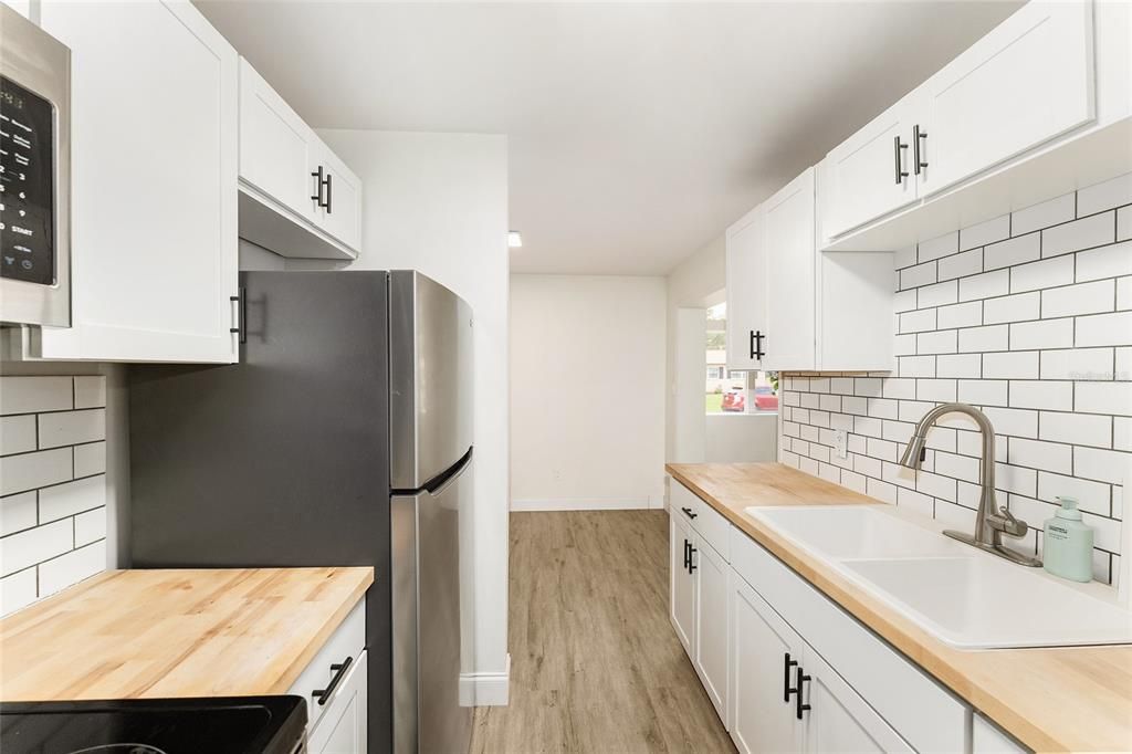 For Sale: $199,000 (2 beds, 1 baths, 915 Square Feet)