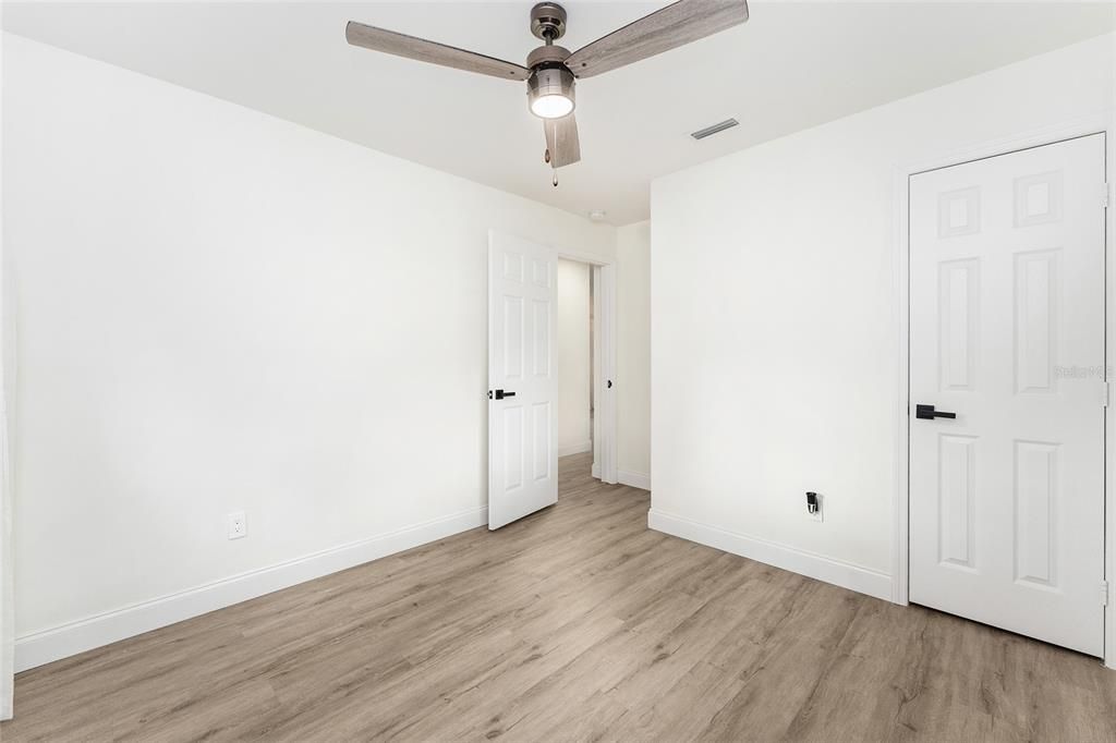 For Sale: $199,000 (2 beds, 1 baths, 915 Square Feet)