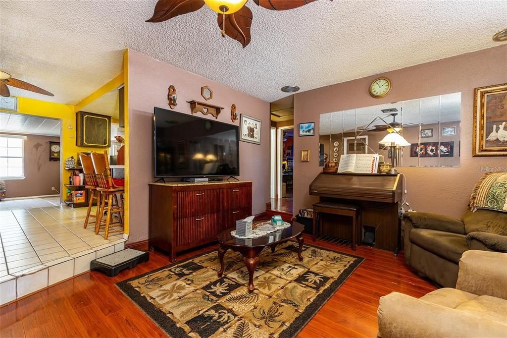待售: $425,000 (4 贝兹, 2 浴室, 1713 平方英尺)