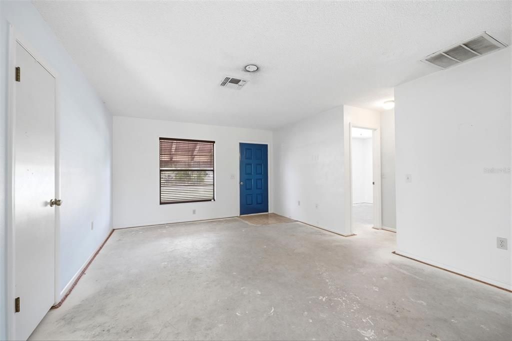 Active With Contract: $186,000 (2 beds, 2 baths, 1159 Square Feet)
