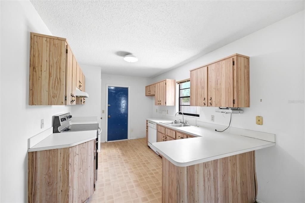 Active With Contract: $186,000 (2 beds, 2 baths, 1159 Square Feet)