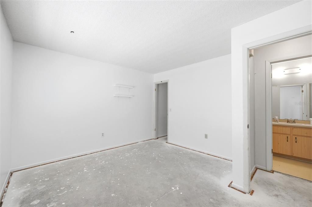 Active With Contract: $186,000 (2 beds, 2 baths, 1159 Square Feet)