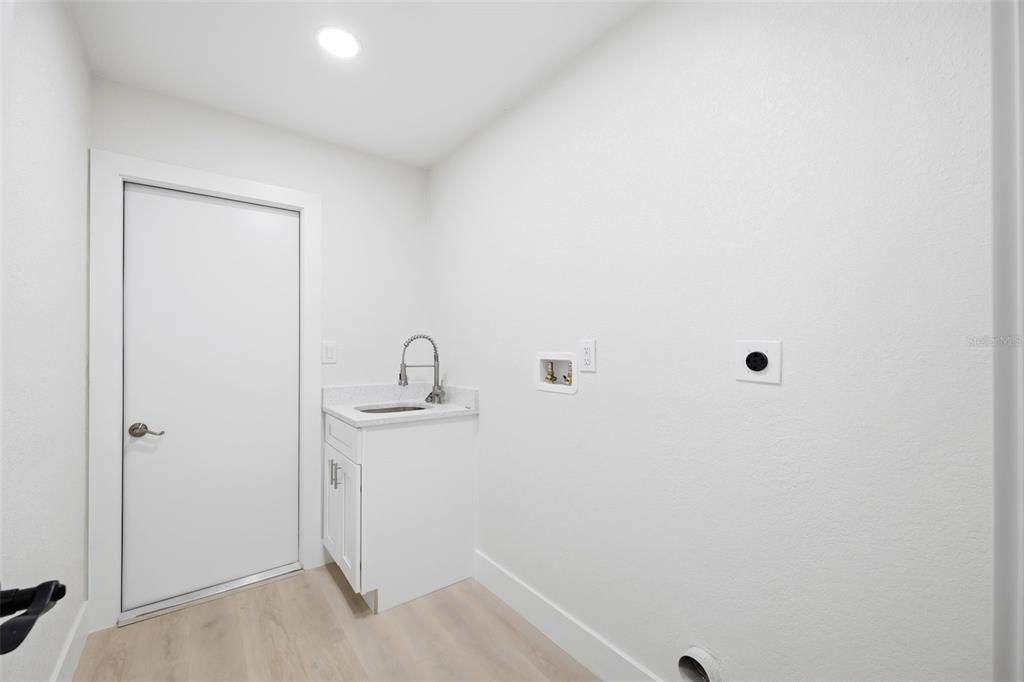 For Sale: $260,000 (3 beds, 2 baths, 1556 Square Feet)