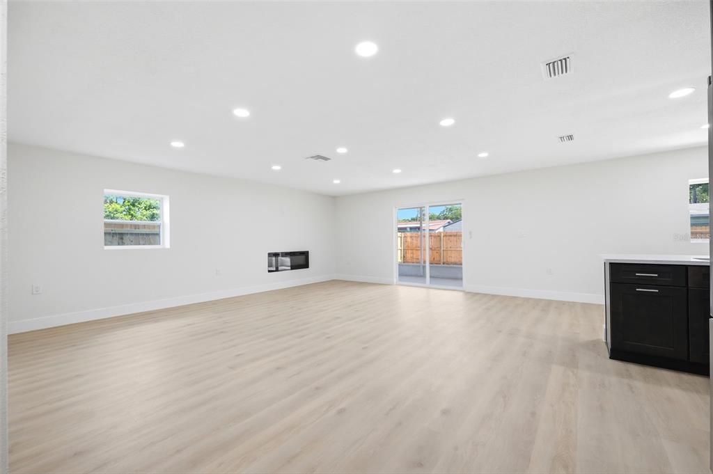 For Sale: $260,000 (3 beds, 2 baths, 1556 Square Feet)