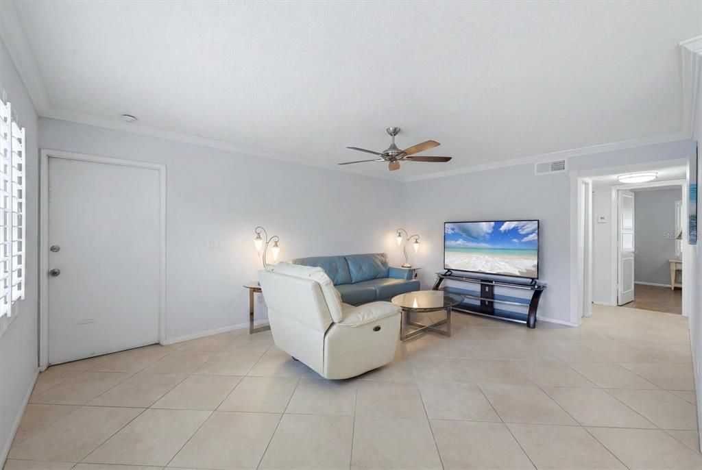 For Sale: $119,000 (2 beds, 1 baths, 837 Square Feet)