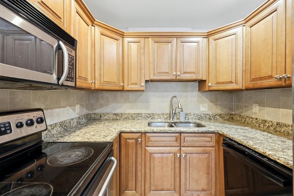 For Sale: $119,000 (2 beds, 1 baths, 837 Square Feet)
