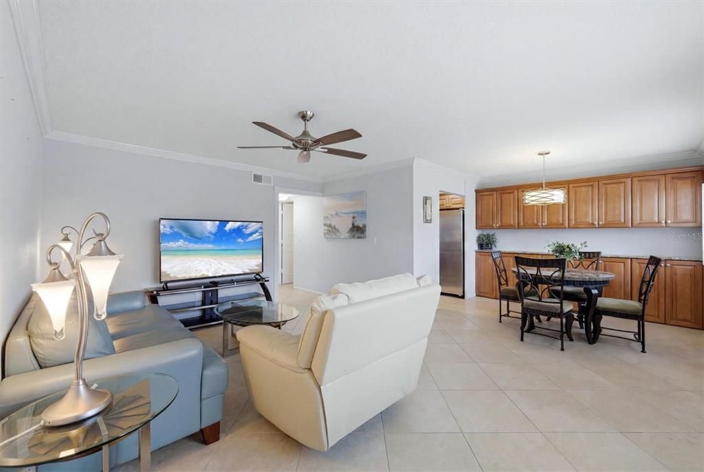 For Sale: $119,000 (2 beds, 1 baths, 837 Square Feet)