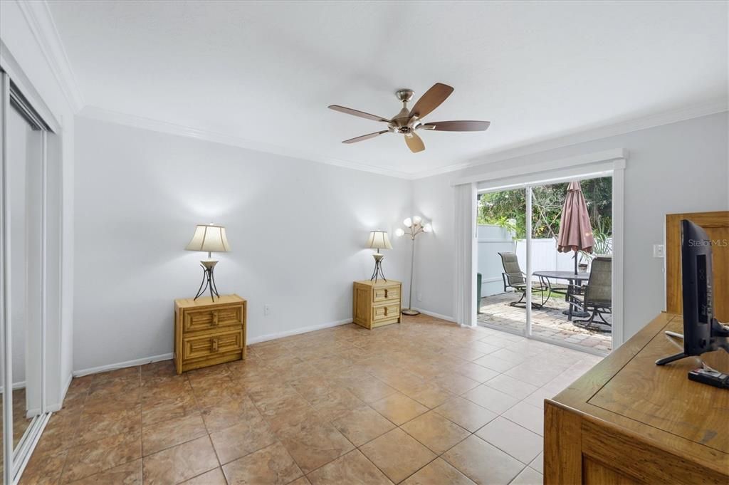 For Sale: $119,000 (2 beds, 1 baths, 837 Square Feet)