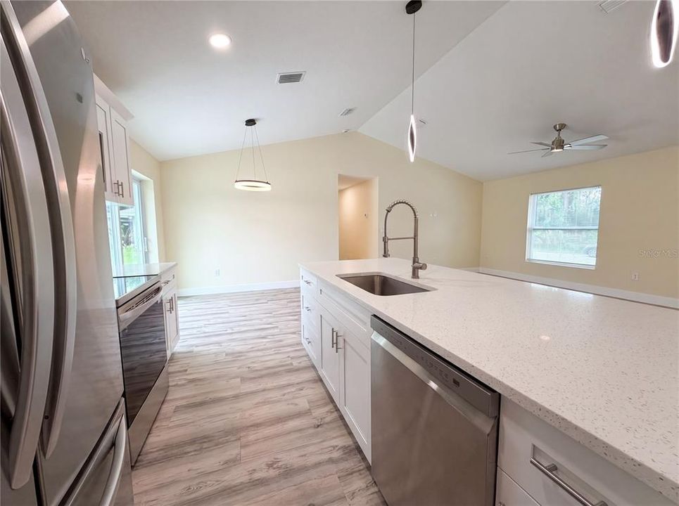 For Sale: $260,000 (3 beds, 2 baths, 1294 Square Feet)