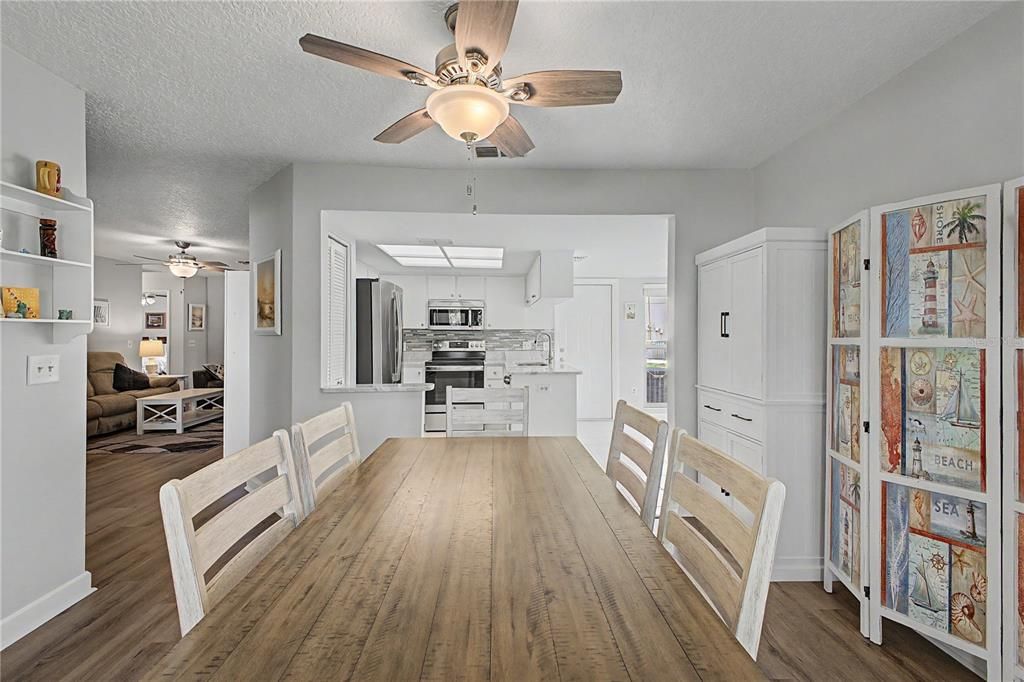 For Sale: $259,900 (2 beds, 2 baths, 1204 Square Feet)
