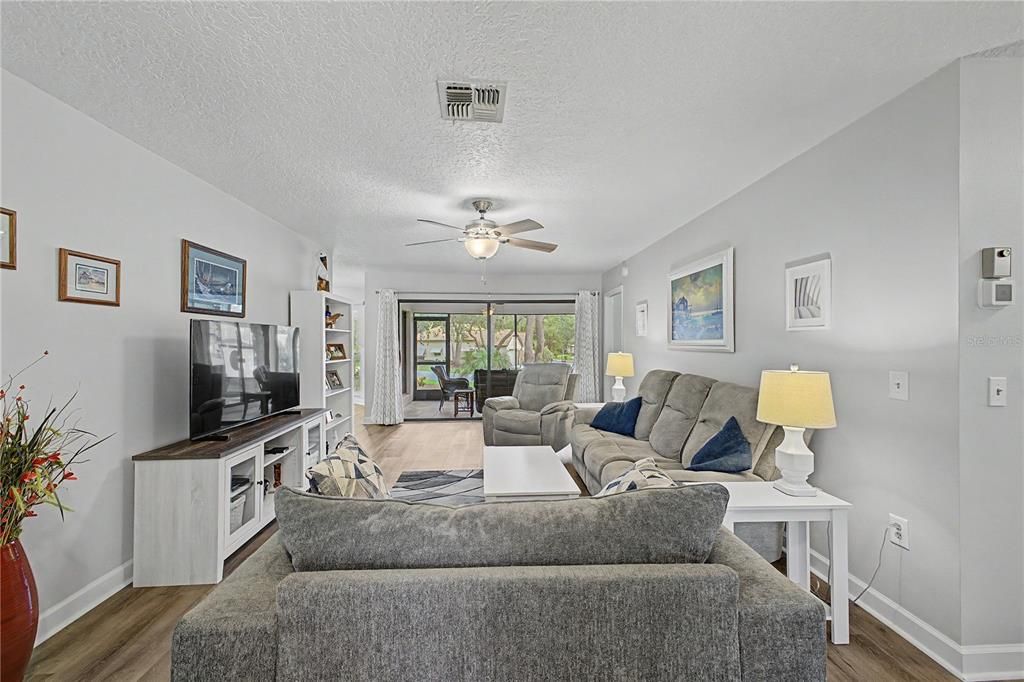 For Sale: $259,900 (2 beds, 2 baths, 1204 Square Feet)