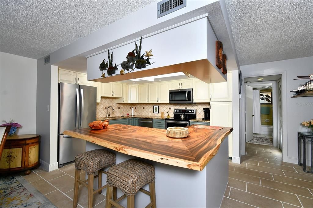 For Sale: $285,000 (2 beds, 2 baths, 1516 Square Feet)