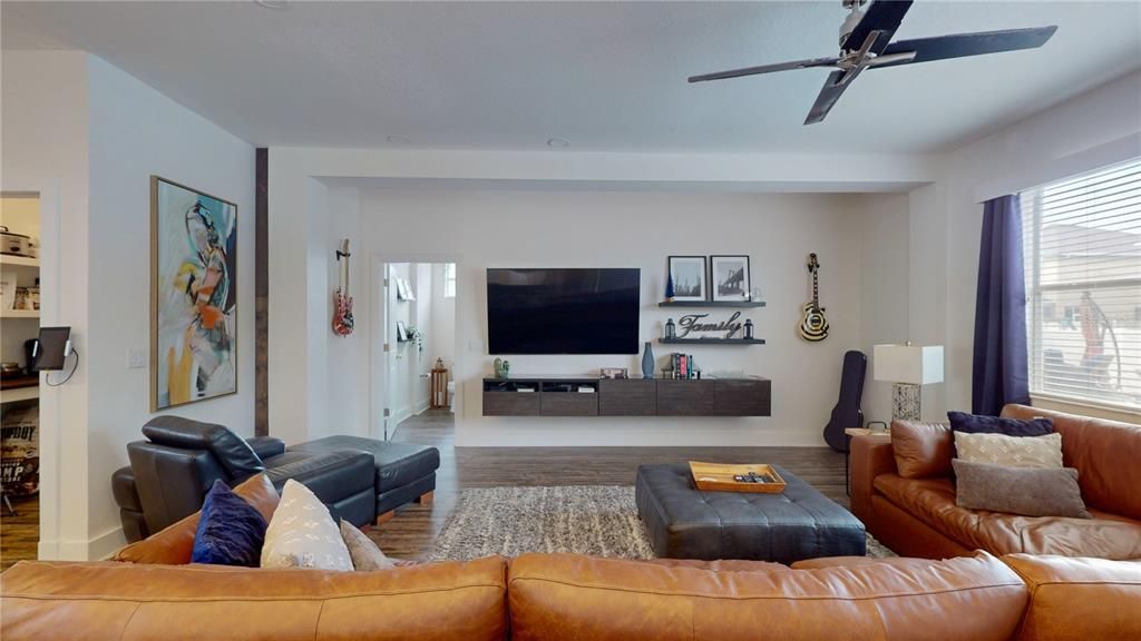 En Venta: $649,900 (5 camas, 3 baños, 3300 Pies cuadrados)