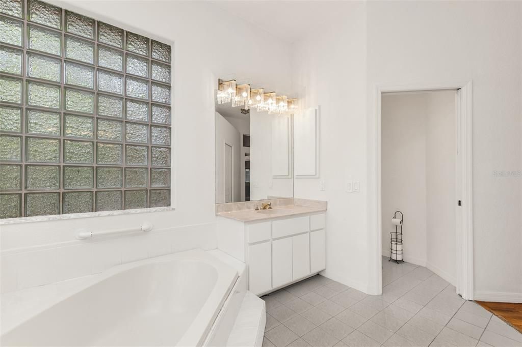 For Sale: $489,400 (4 beds, 3 baths, 4060 Square Feet)