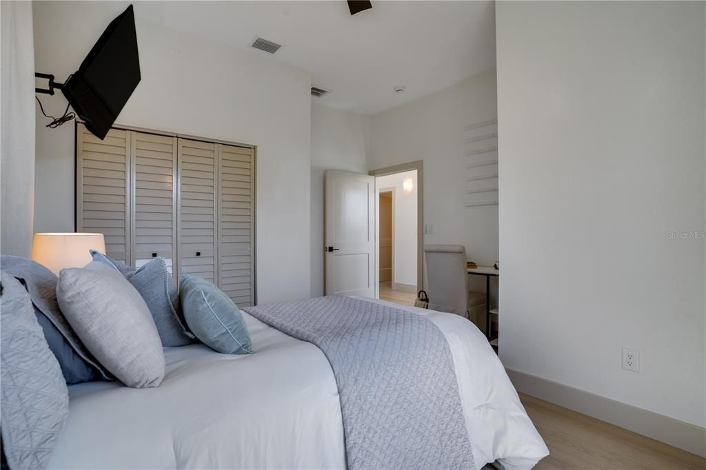 For Sale: $1,200,000 (6 beds, 3 baths, 3450 Square Feet)