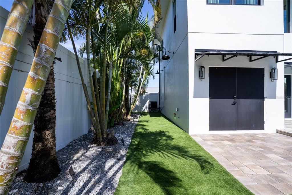 For Sale: $1,200,000 (6 beds, 3 baths, 3450 Square Feet)