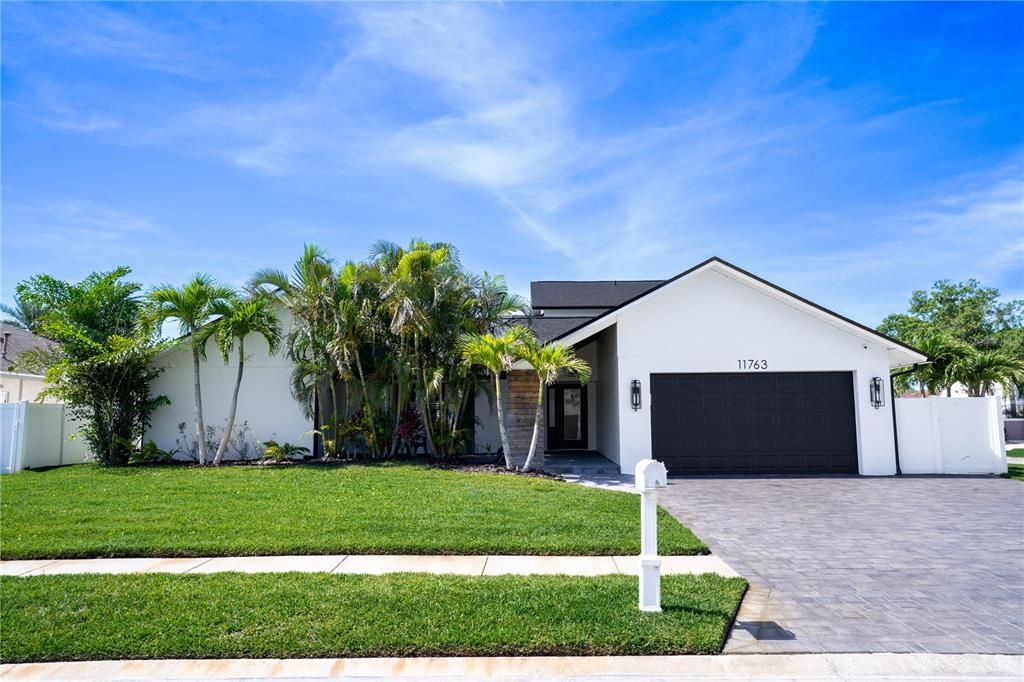 For Sale: $1,200,000 (6 beds, 3 baths, 3450 Square Feet)