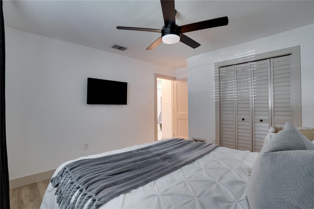For Sale: $1,200,000 (6 beds, 3 baths, 3450 Square Feet)
