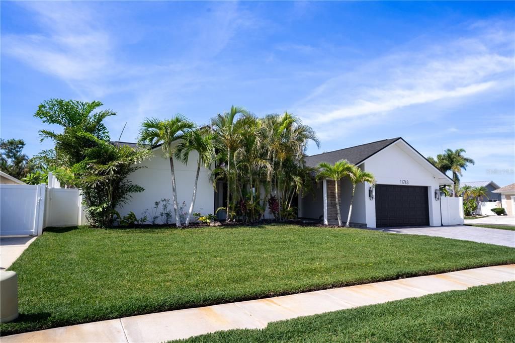 For Sale: $1,200,000 (6 beds, 3 baths, 3450 Square Feet)