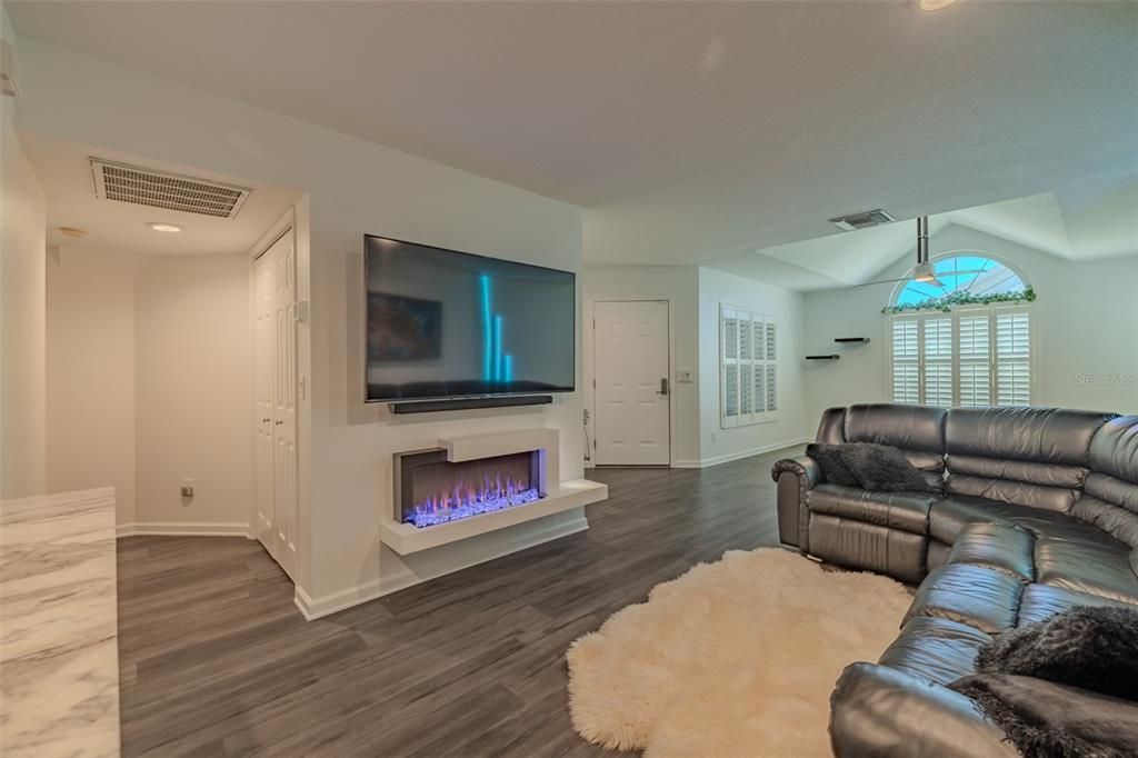 For Sale: $275,000 (2 beds, 2 baths, 1487 Square Feet)
