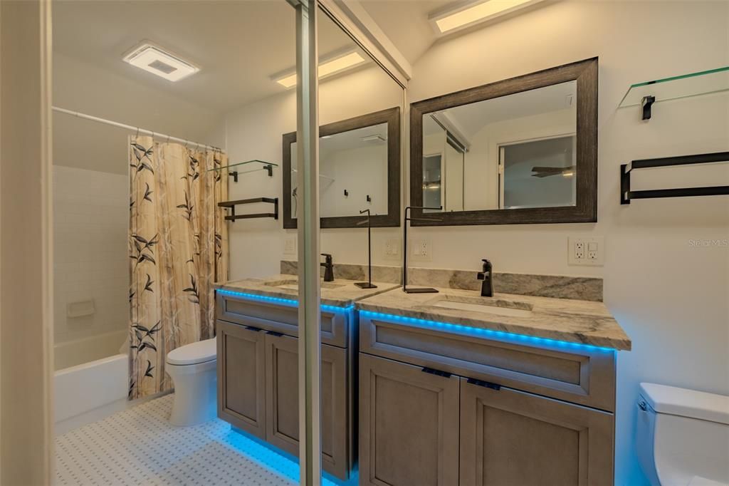 For Sale: $275,000 (2 beds, 2 baths, 1487 Square Feet)