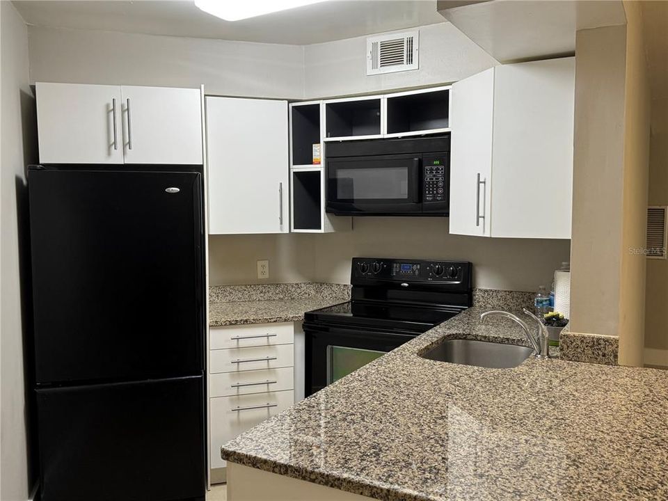 For Rent: $1,600 (2 beds, 2 baths, 820 Square Feet)