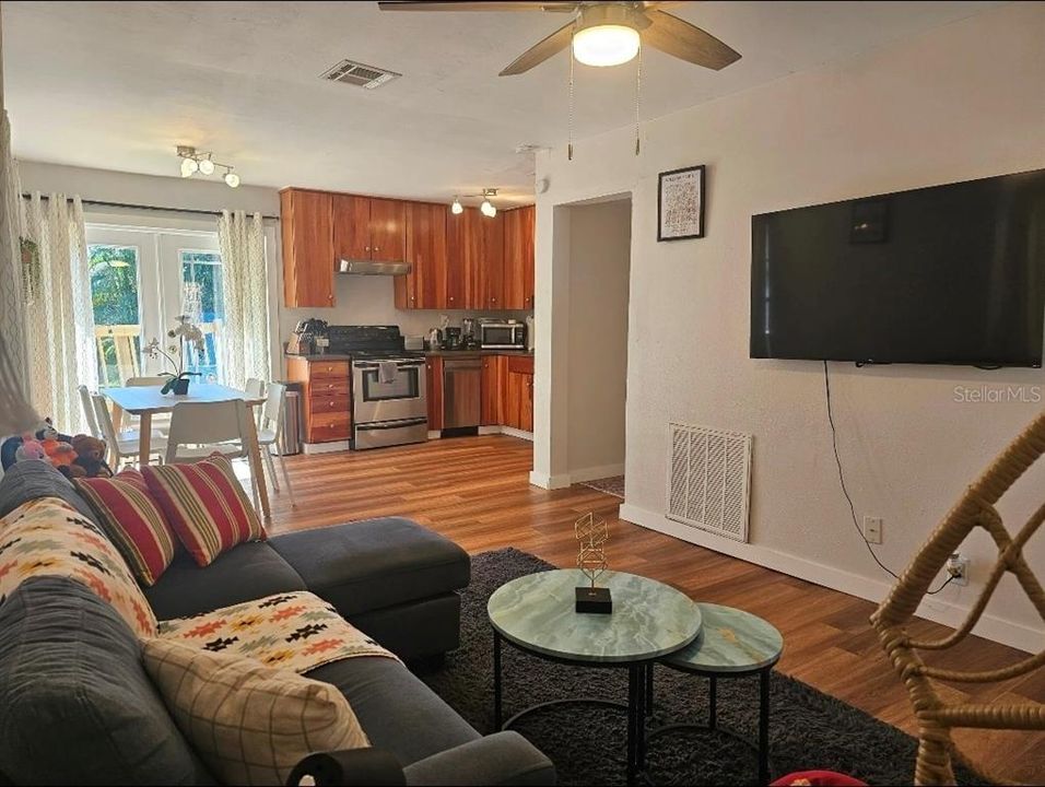 For Rent: $1,999 (3 beds, 1 baths, 884 Square Feet)