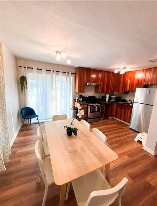 For Rent: $1,999 (3 beds, 1 baths, 884 Square Feet)