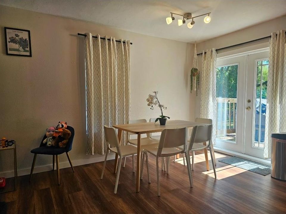 For Rent: $1,999 (3 beds, 1 baths, 884 Square Feet)
