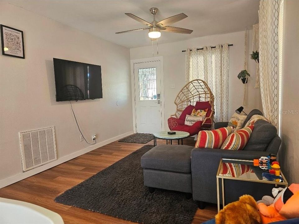 For Rent: $1,999 (3 beds, 1 baths, 884 Square Feet)