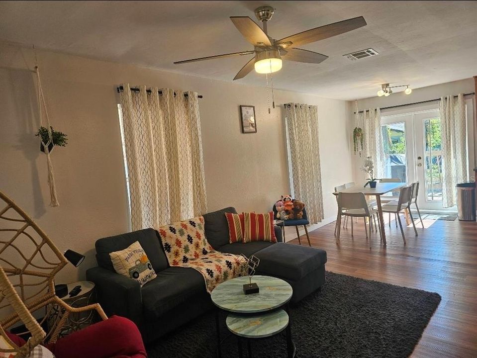 For Rent: $1,999 (3 beds, 1 baths, 884 Square Feet)