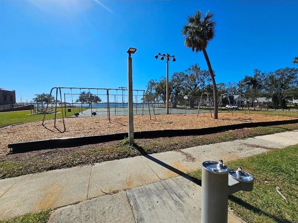 For Rent: $1,999 (3 beds, 1 baths, 884 Square Feet)