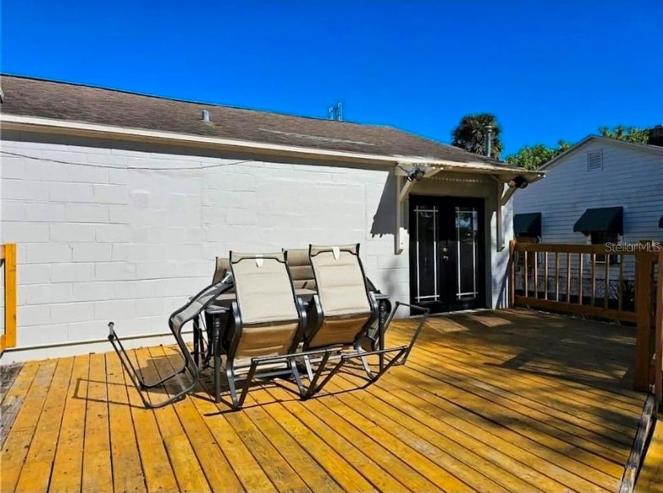 For Rent: $1,999 (3 beds, 1 baths, 884 Square Feet)