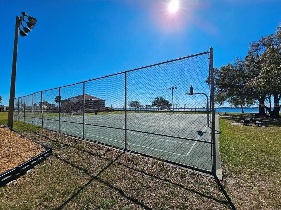 For Rent: $1,999 (3 beds, 1 baths, 884 Square Feet)