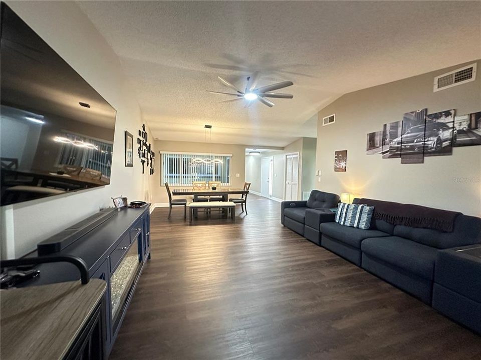 For Sale: $305,000 (3 beds, 2 baths, 1346 Square Feet)
