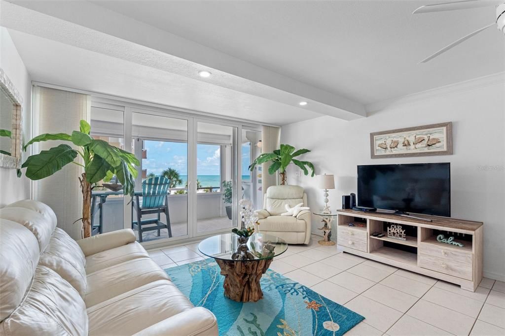 For Sale: $500,000 (1 beds, 1 baths, 1060 Square Feet)