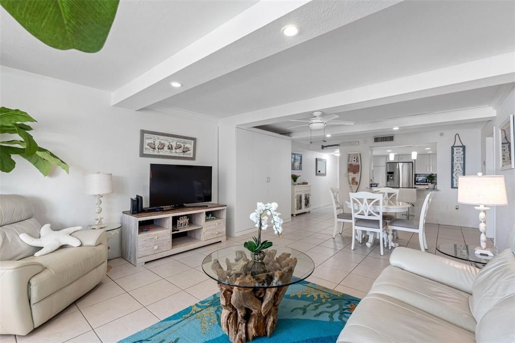 For Sale: $500,000 (1 beds, 1 baths, 1060 Square Feet)