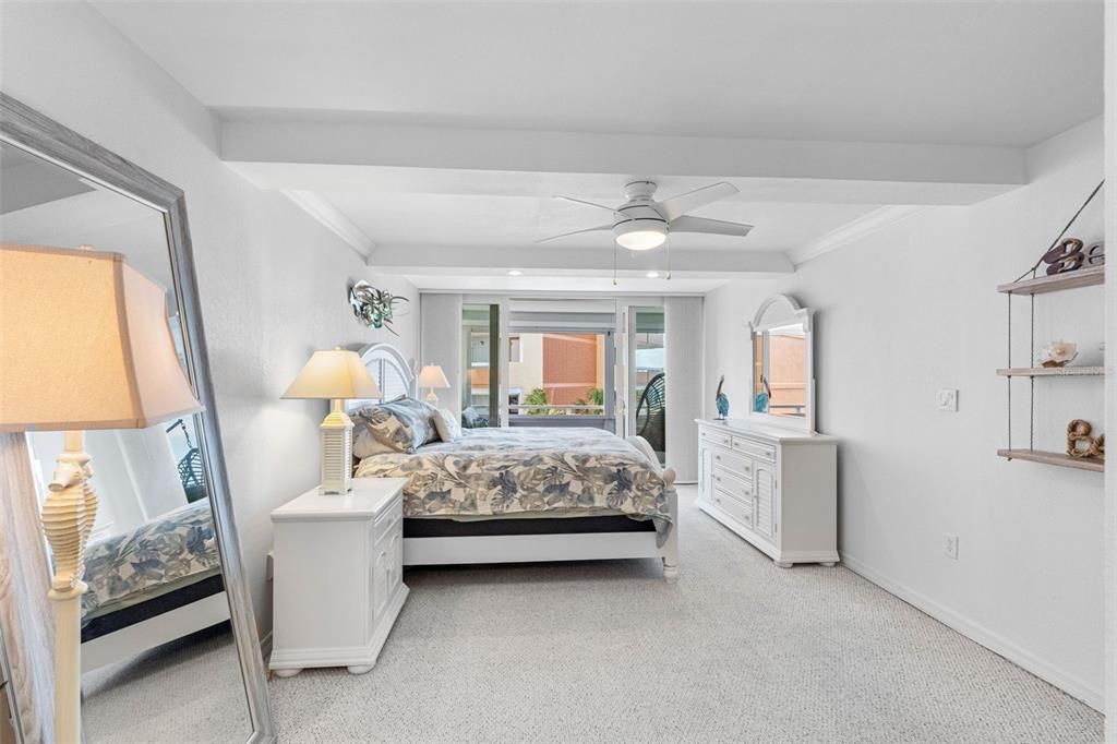 For Sale: $500,000 (1 beds, 1 baths, 1060 Square Feet)