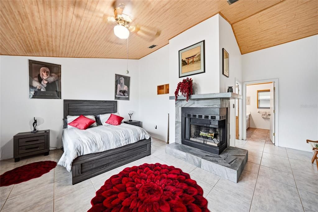 For Sale: $349,900 (2 beds, 2 baths, 1484 Square Feet)