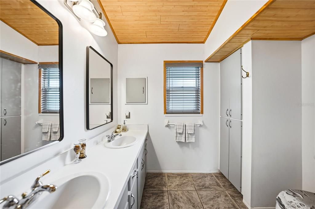 For Sale: $349,900 (2 beds, 2 baths, 1484 Square Feet)