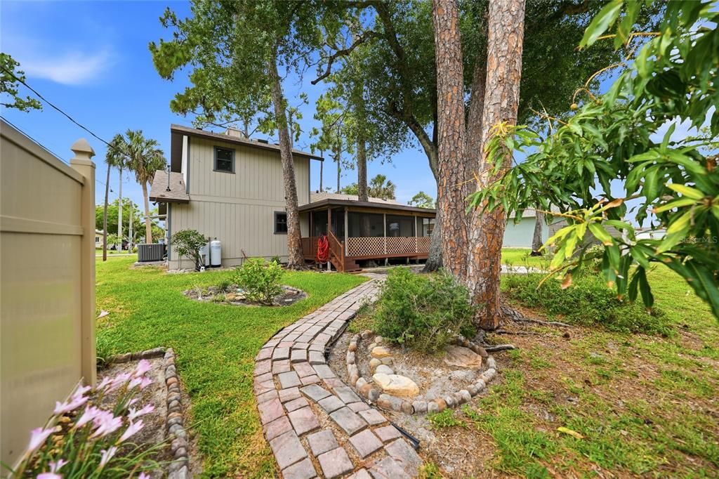 For Sale: $349,900 (2 beds, 2 baths, 1484 Square Feet)