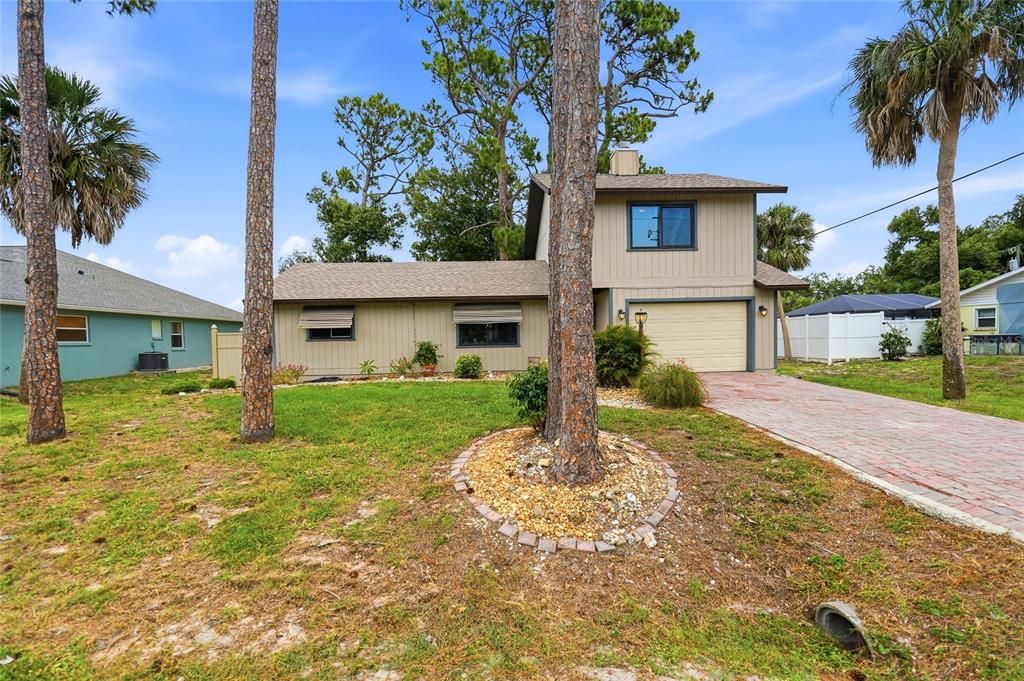 For Sale: $349,900 (2 beds, 2 baths, 1484 Square Feet)