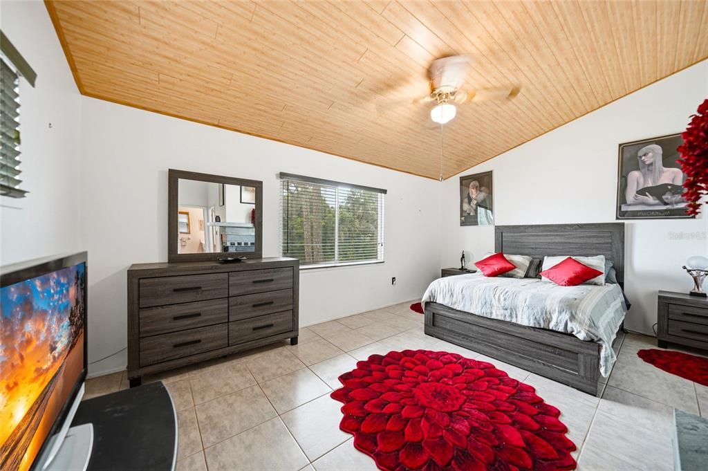 For Sale: $349,900 (2 beds, 2 baths, 1484 Square Feet)