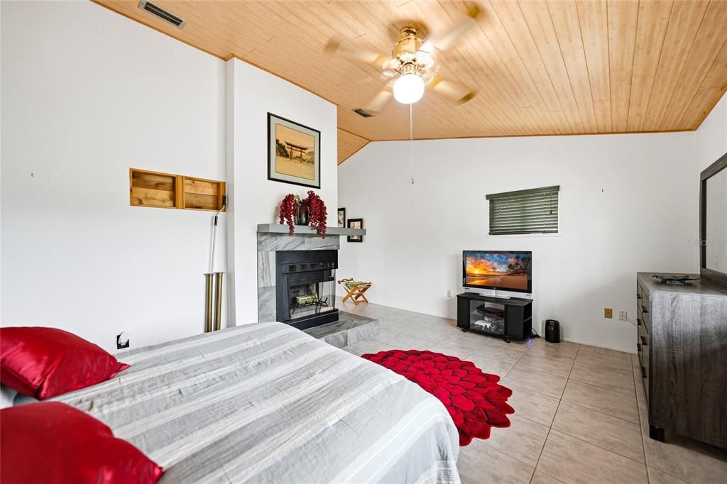 For Sale: $349,900 (2 beds, 2 baths, 1484 Square Feet)