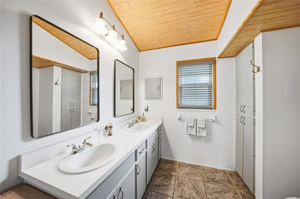 For Sale: $349,900 (2 beds, 2 baths, 1484 Square Feet)