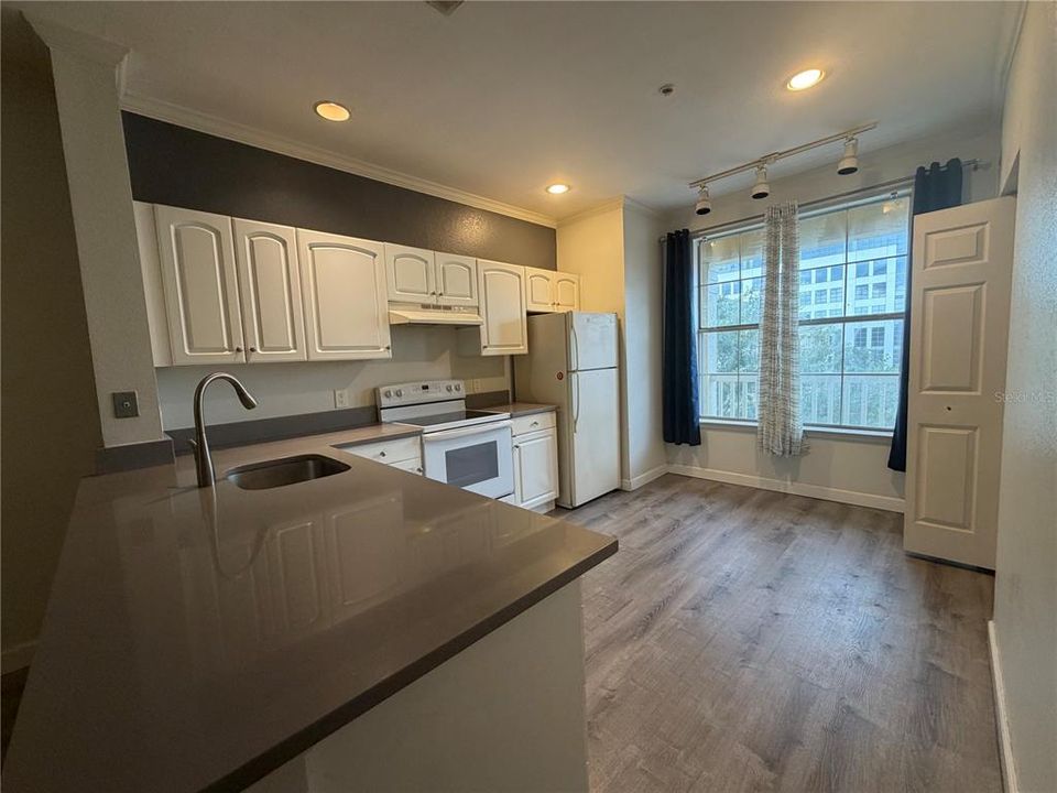 Active With Contract: $1,675 (1 beds, 1 baths, 645 Square Feet)