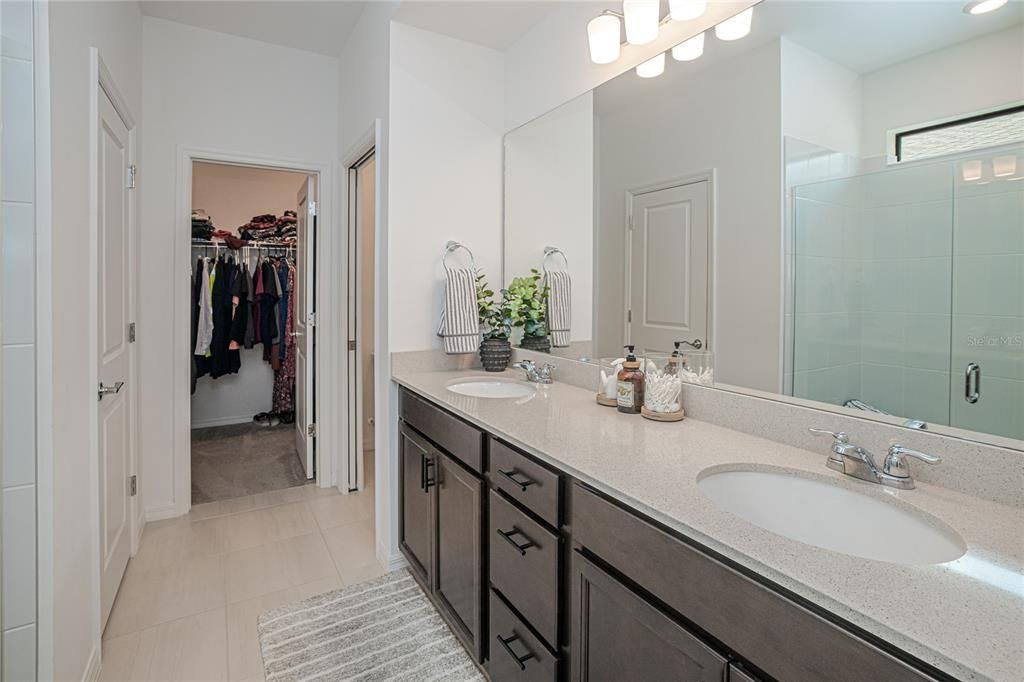 En Venta: $419,000 (4 camas, 2 baños, 2910 Pies cuadrados)