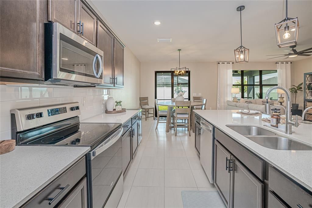 En Venta: $419,000 (4 camas, 2 baños, 2910 Pies cuadrados)