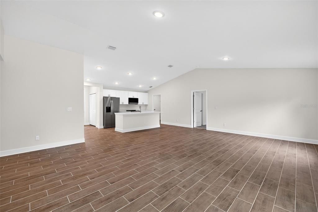 For Sale: $329,900 (3 beds, 3 baths, 1818 Square Feet)